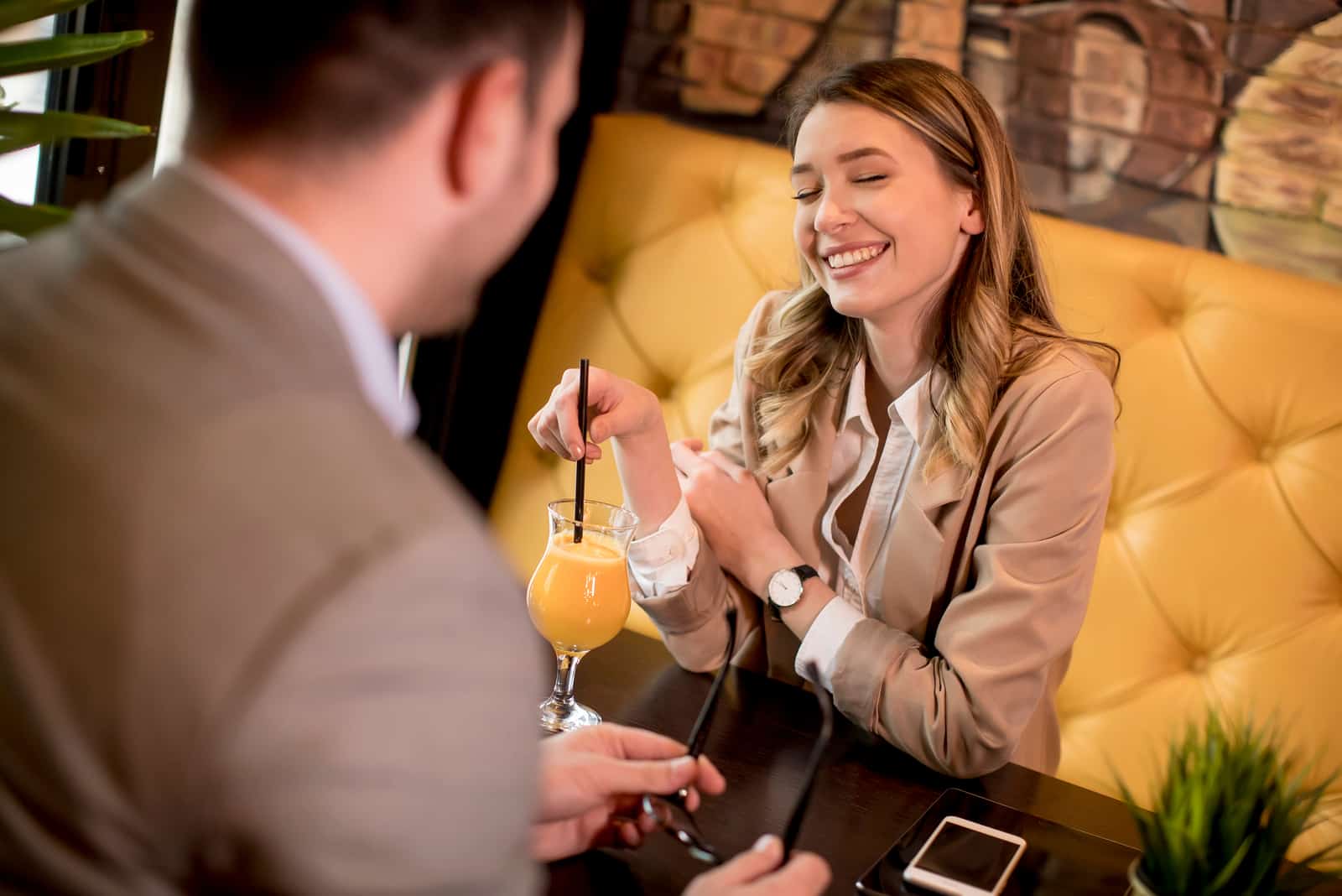 una pareja joven sentada a la mesa