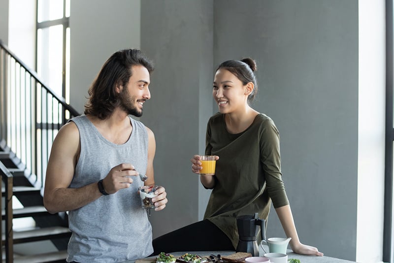 coppia che fa colazione insieme a casa