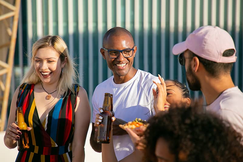 grupo de amigos a divertir-se na festa