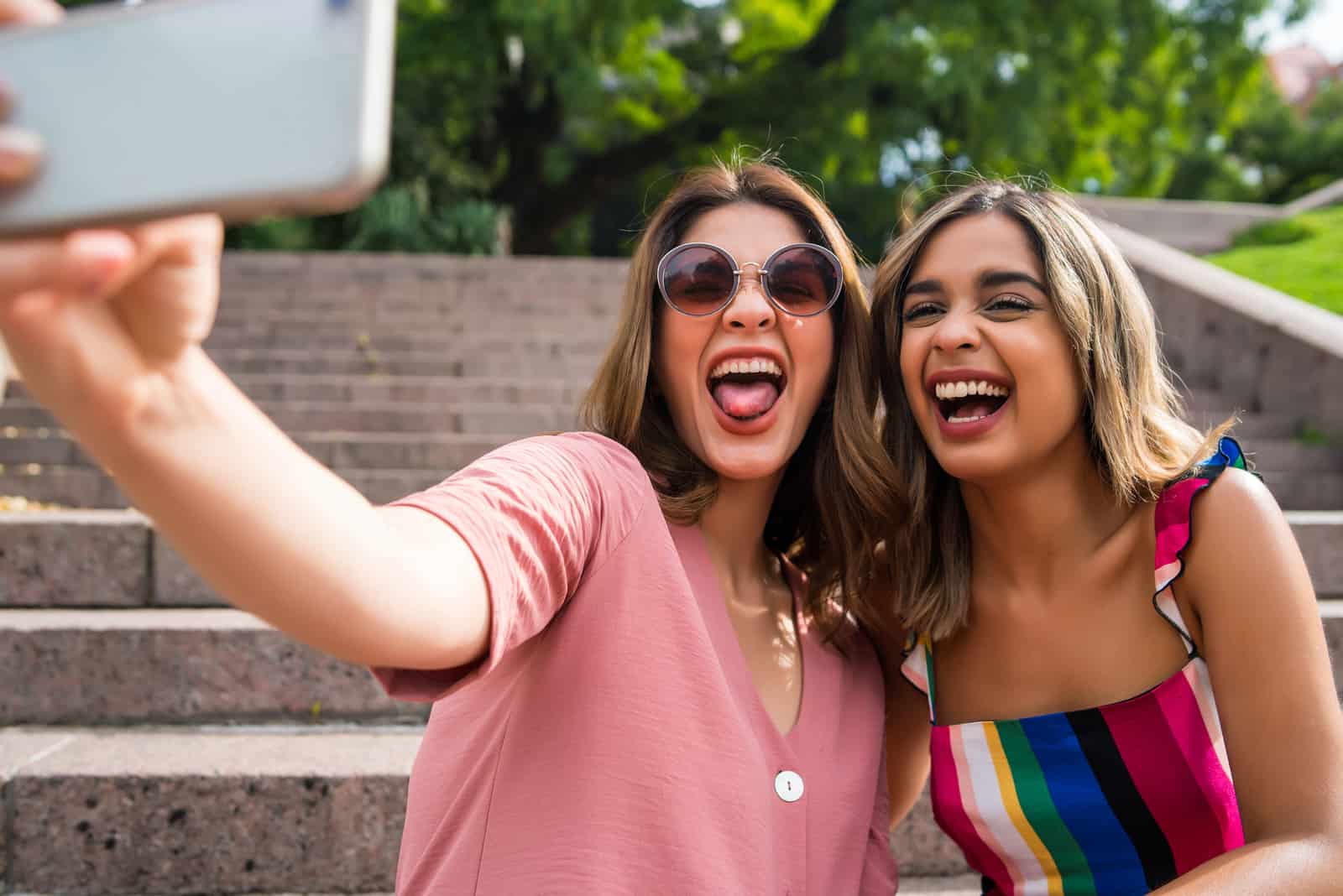 amici sorridenti scattano foto