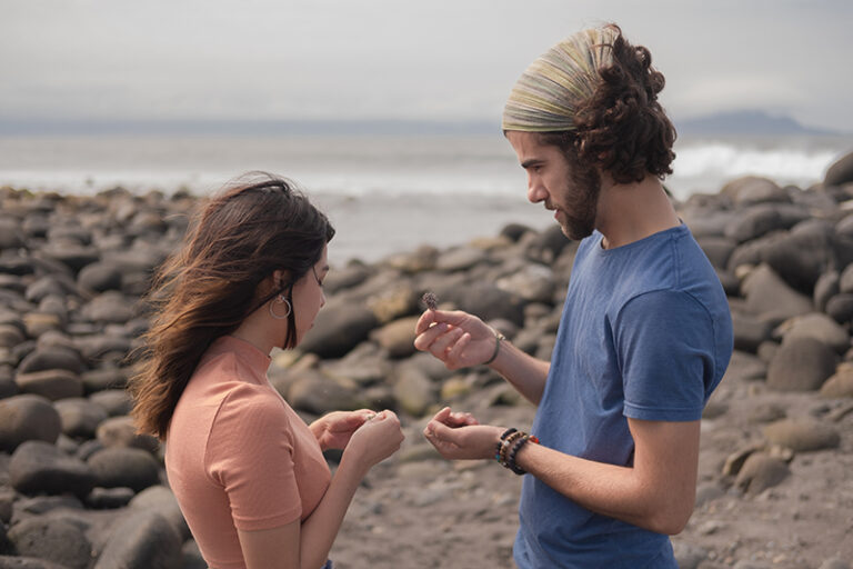 homem e mulher de pé na praia