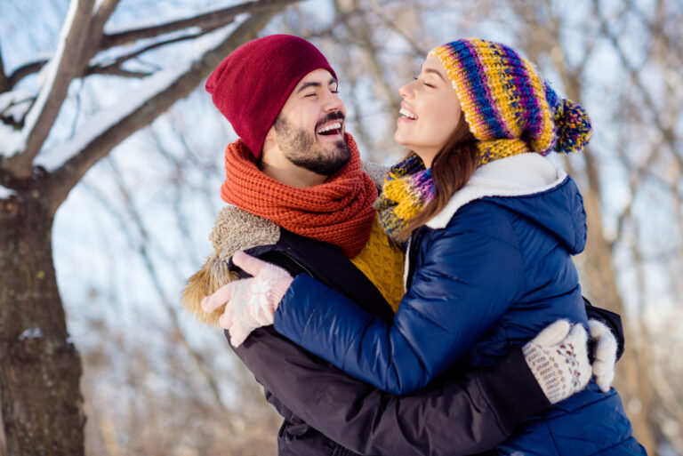 sonriente pareja de enamorados abrazados