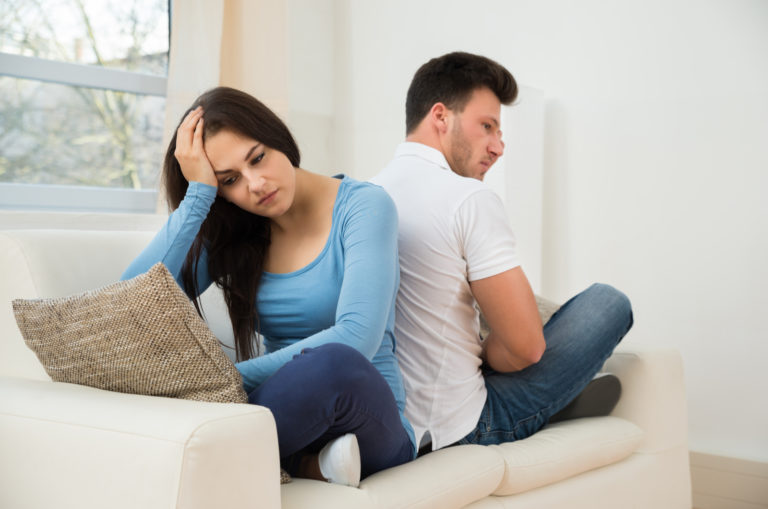 casal infeliz depois de uma briga