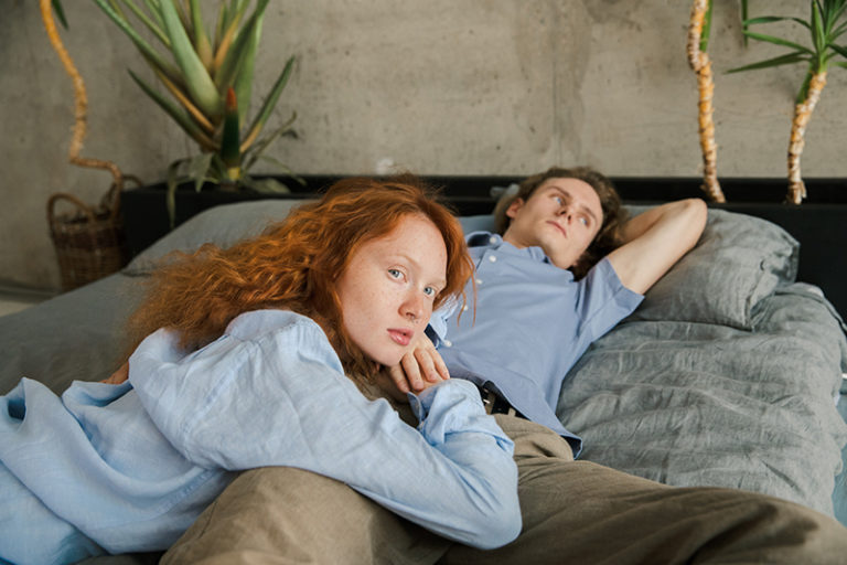 casal amoroso deitado na cama