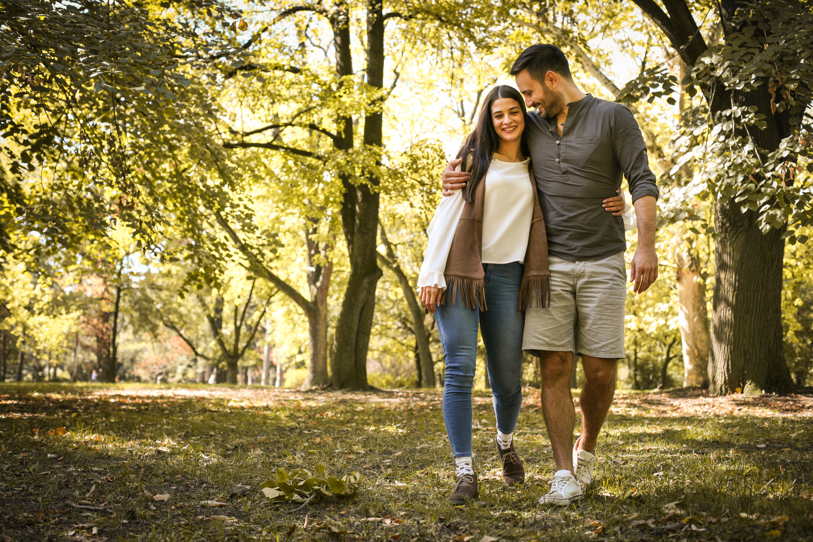 um casal apaixonado num parque