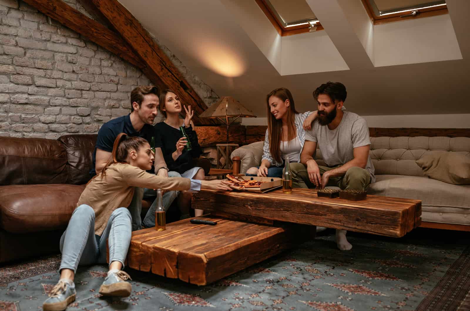 grupo de amigos pasando el rato y comiendo pizza