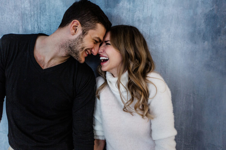 casal feliz a rir