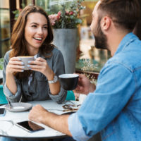 pareja feliz en cafe tomando cafe