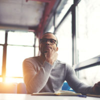 um homem imaginário sentado atrás de um trenó