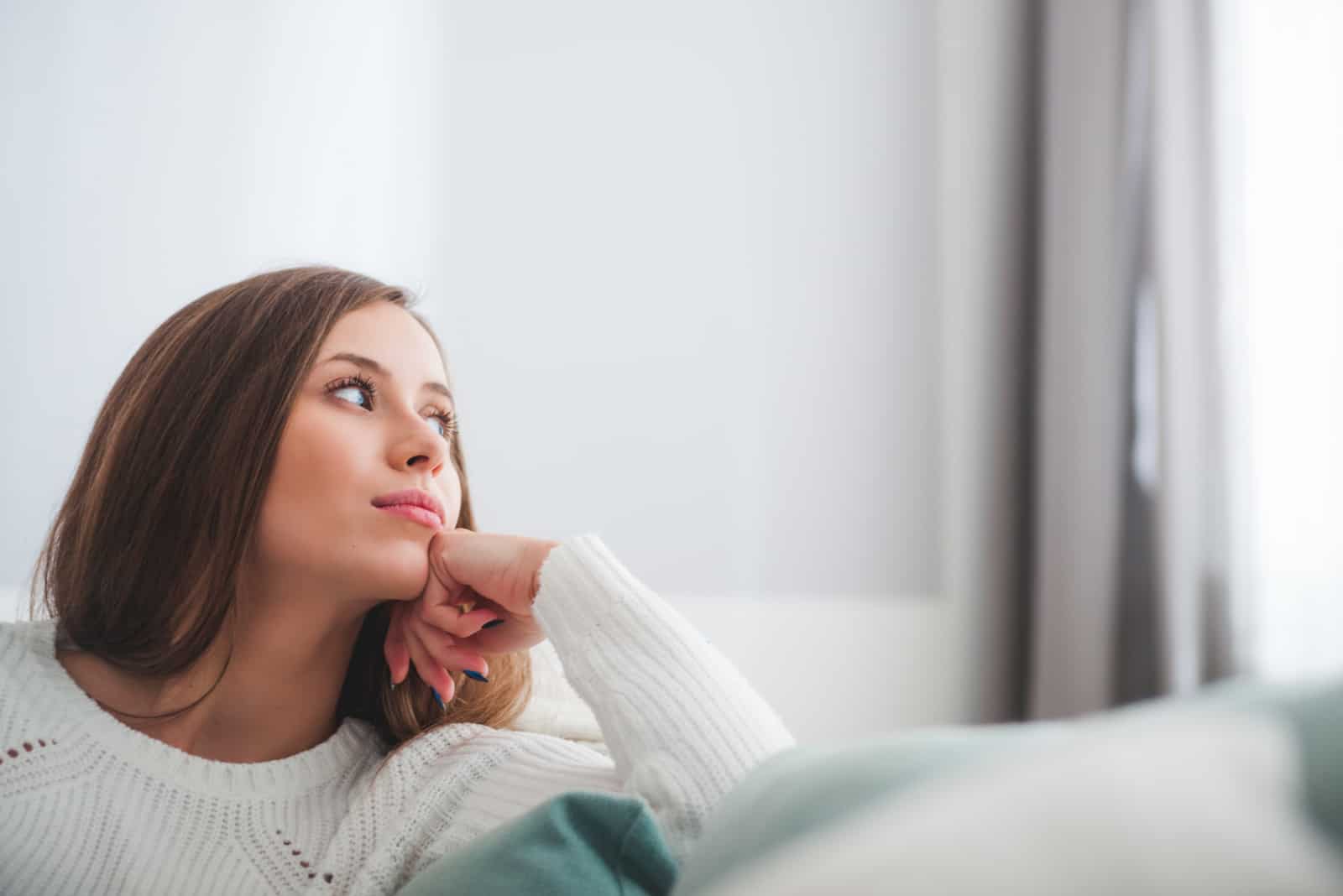 una mujer imaginaria sentada en un sofá