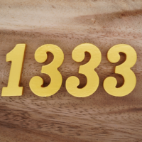 número 1333 sobre una base de madera