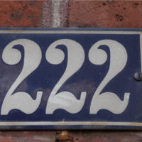 número 222 com o número da casa