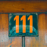 numero 111 su una porta di legno