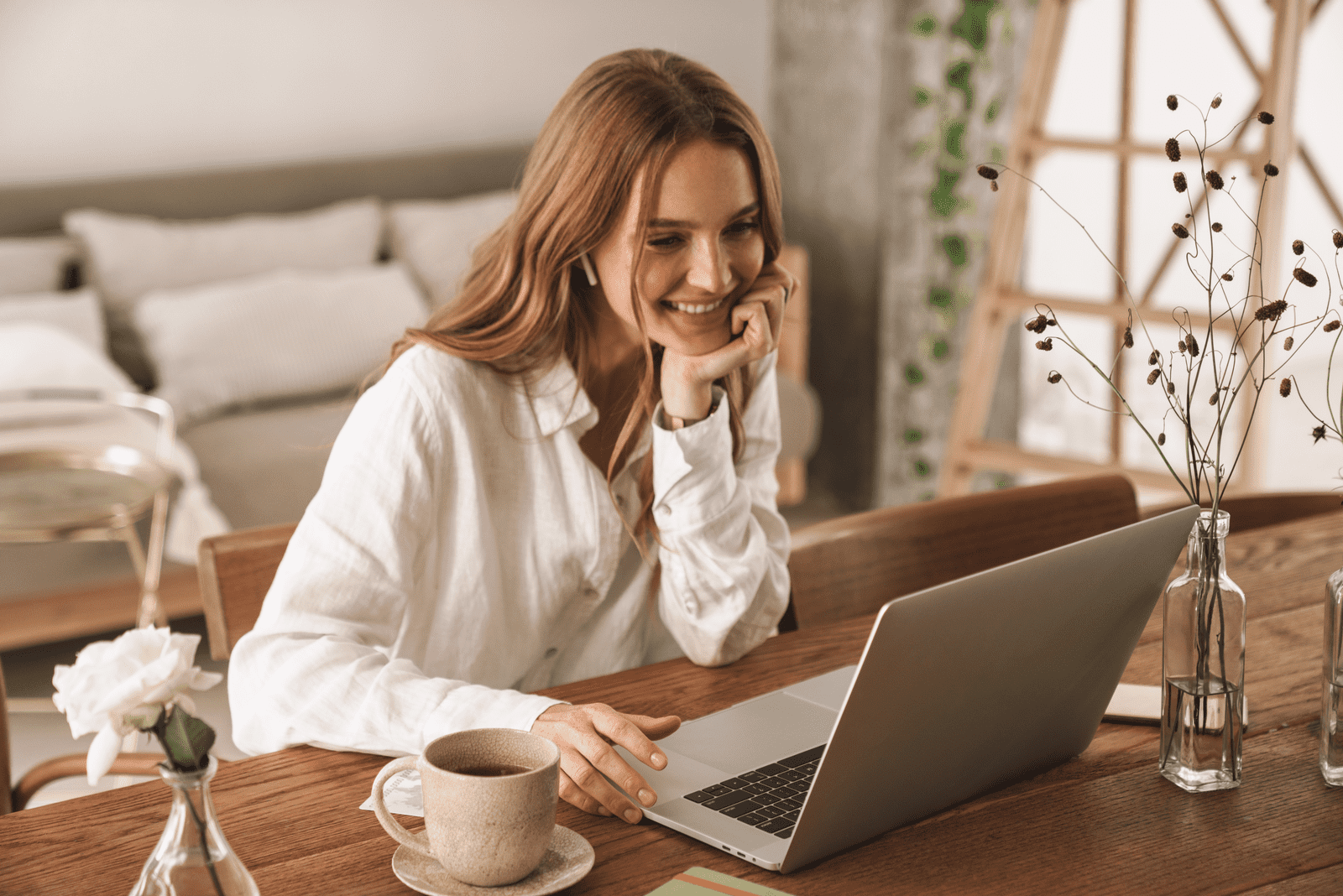 una donna sorridente seduta dietro un computer portatile