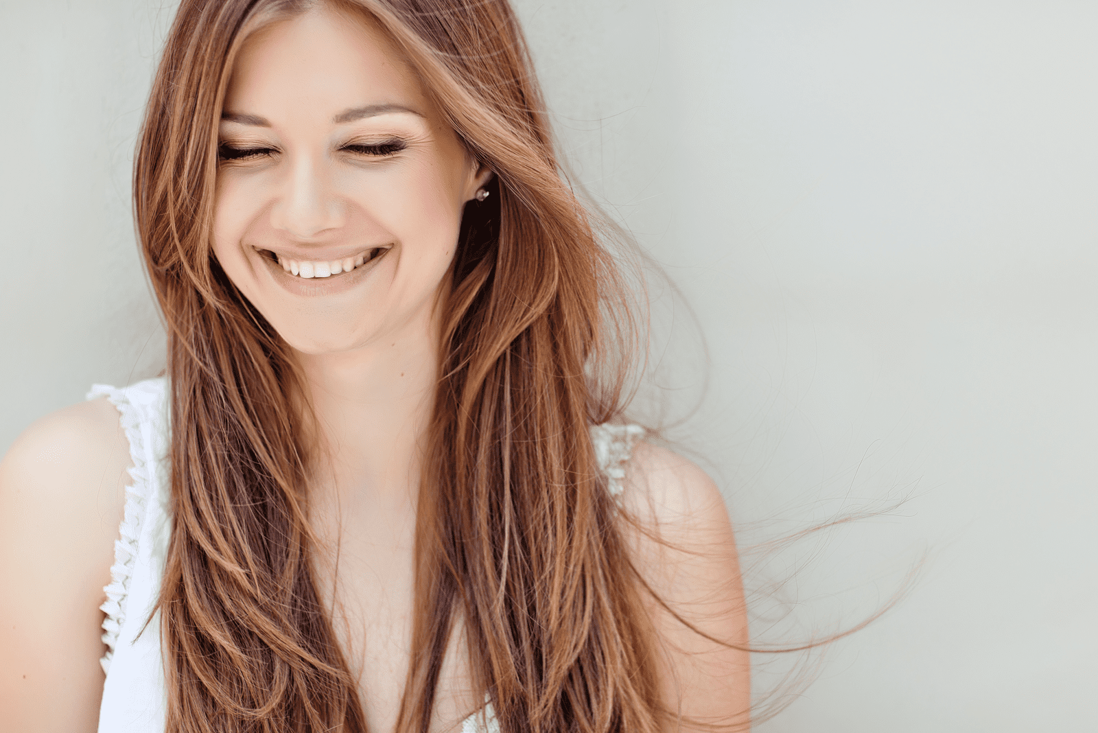 una donna sorridente con lunghi capelli castani