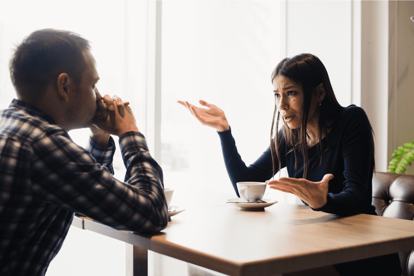 una donna discute con un uomo