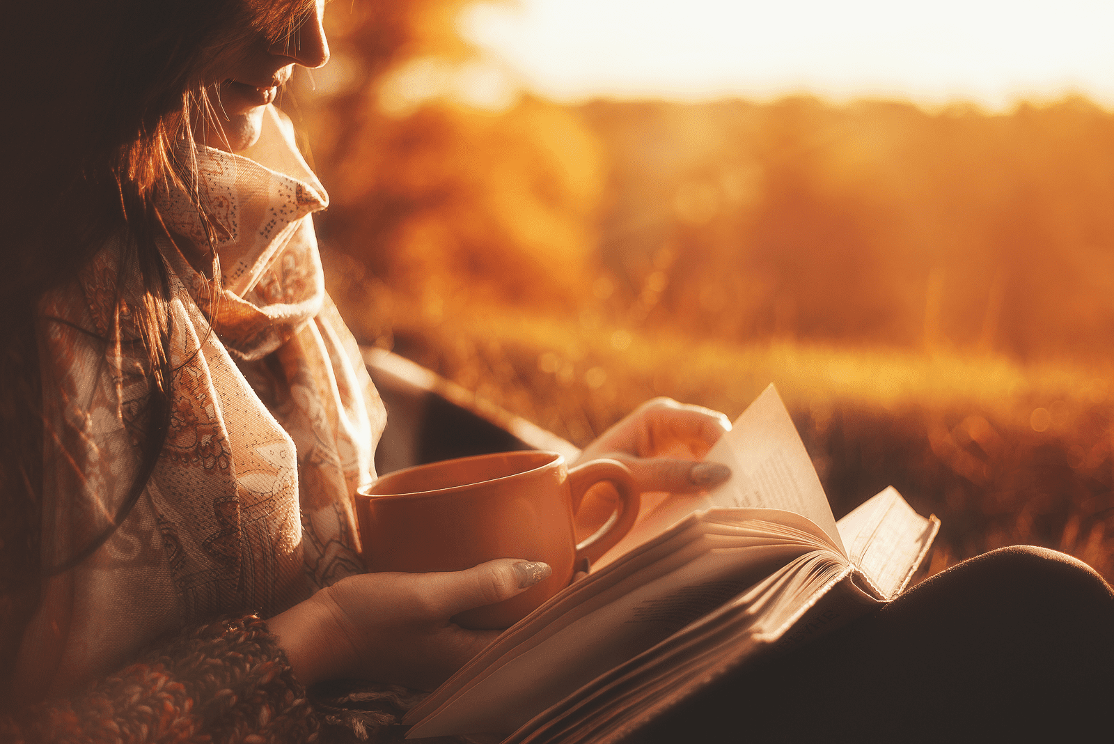 una mujer joven se sienta y lee un libro sobre gente falsa