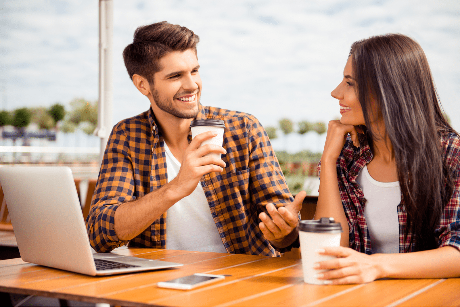 como é que um homem de capricórnio testa uma mulher à mesa enquanto bebe café