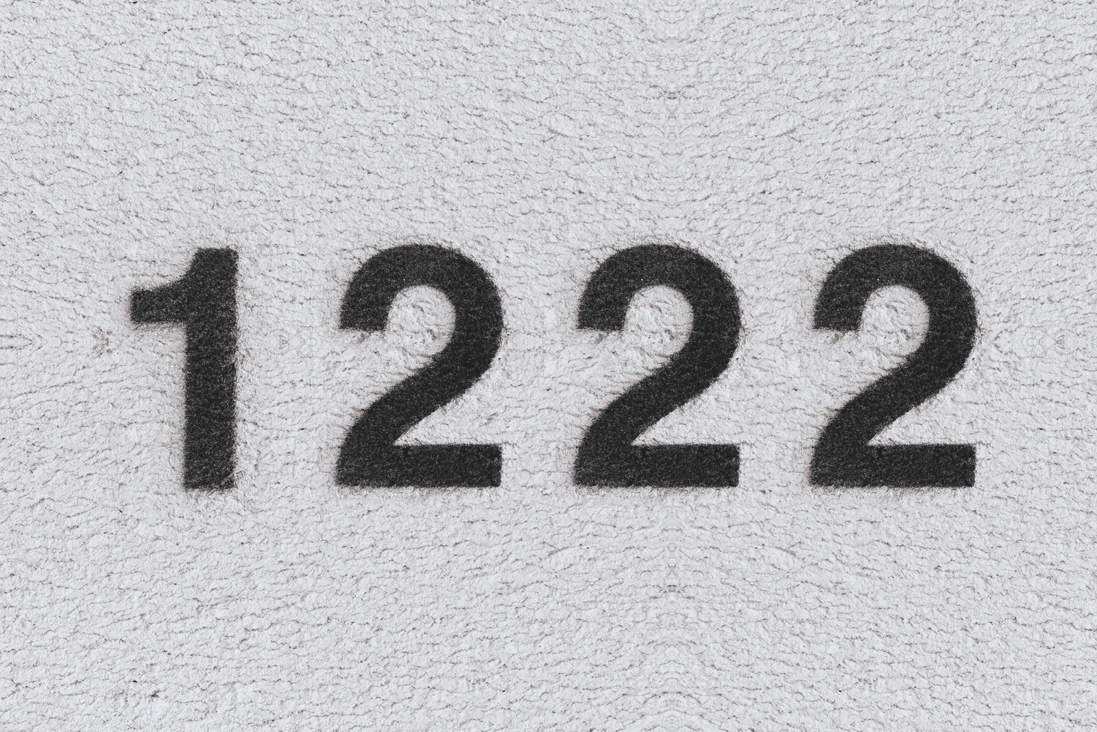 numero 1222 su sfondo grigio