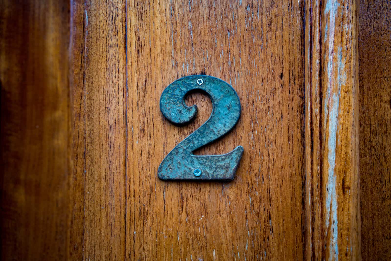 numero 2 su una porta di legno