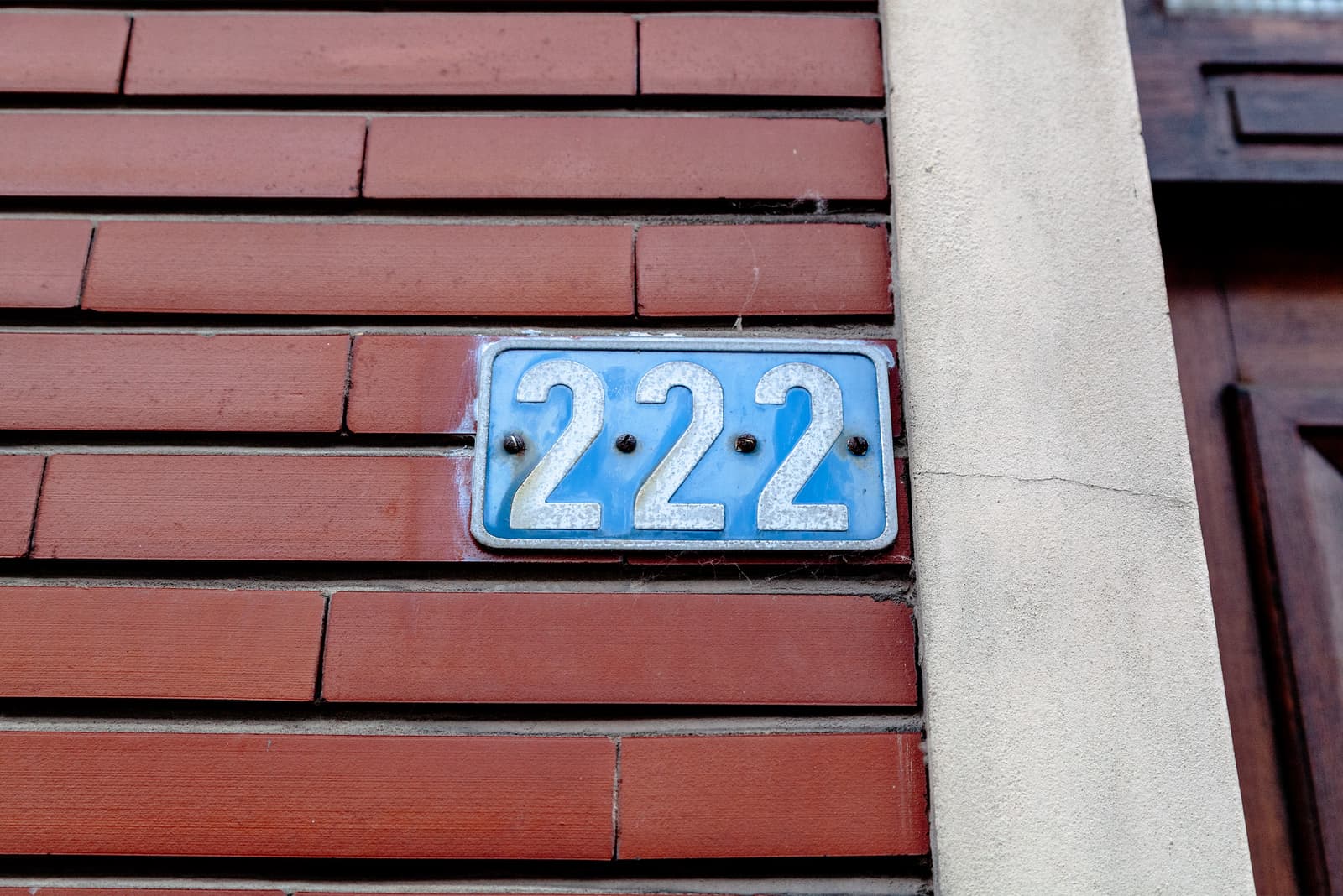 numero 222 su mattoni della casa