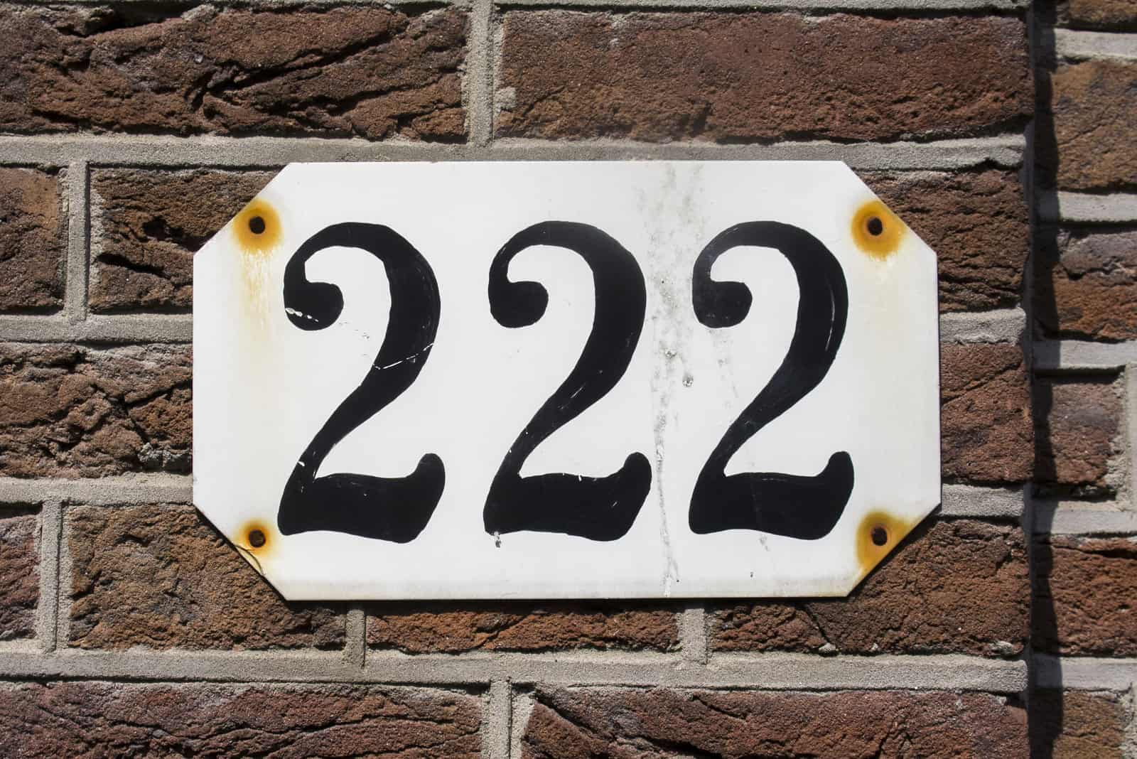 número 222 na parede da casa