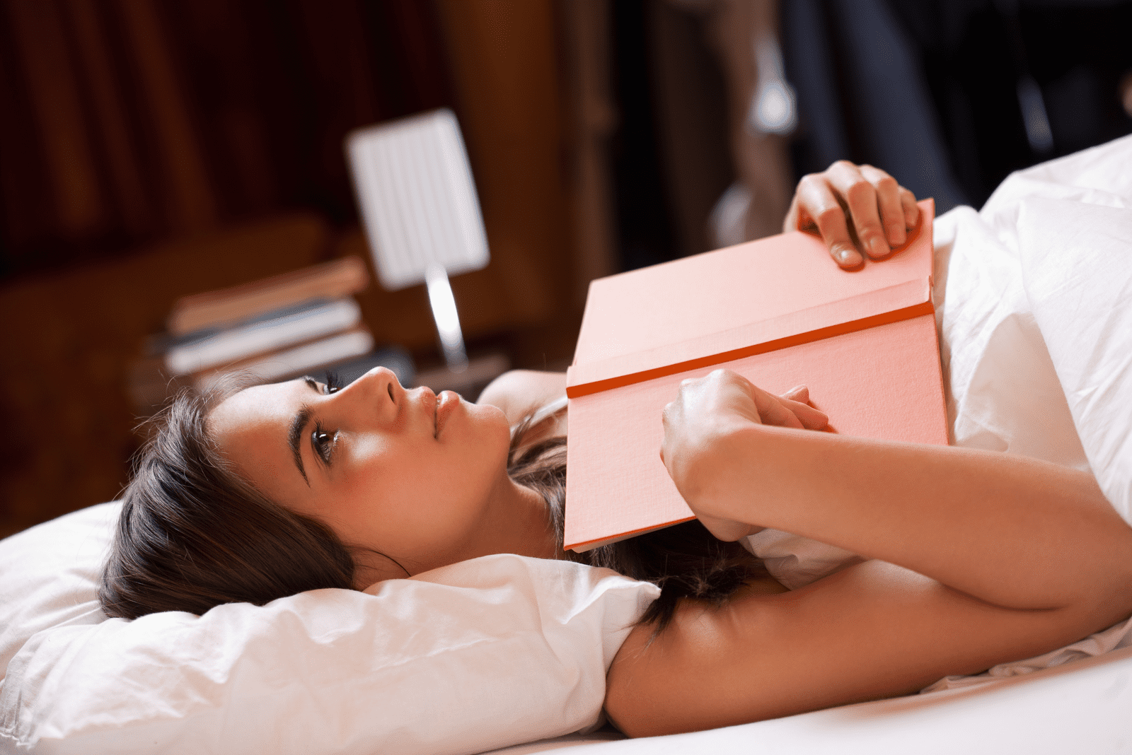 la donna è sdraiata con un libro sul petto