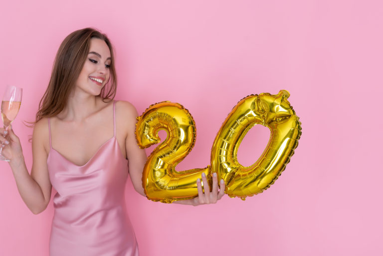 una mujer que celebra un cumpleaños