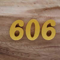 Número de ángel 606 sobre una base de madera