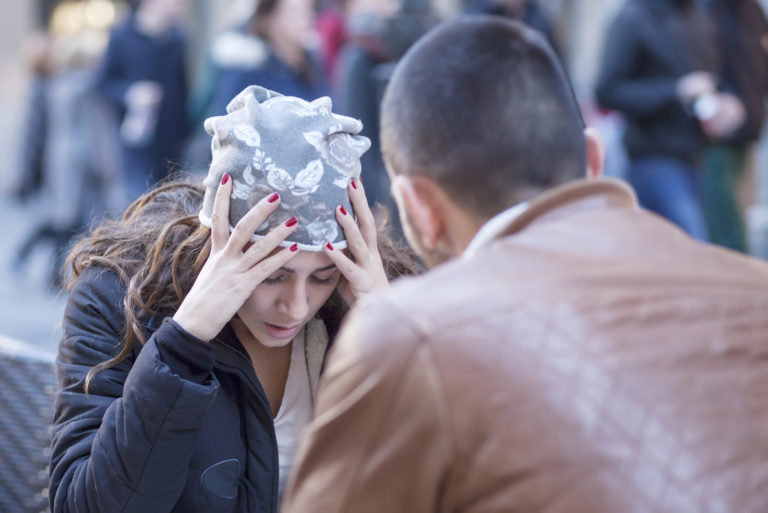 la mujer bajó la cabeza mientras hablaba con el hombre