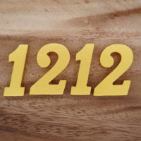 números dorados 1212 sobre la mesa