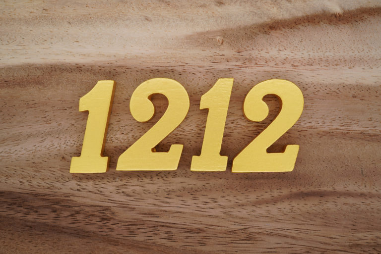 números dorados 1212 sobre la mesa