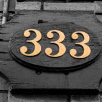 número de casa 333 sobre tabla de madera