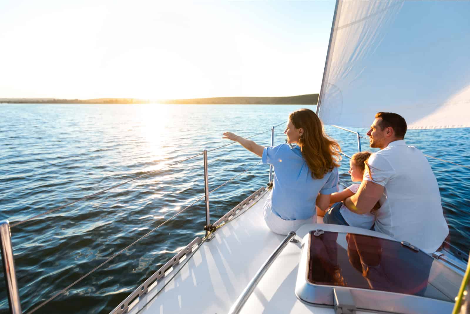 um homem e uma mulher com uma criança passeiam num barco