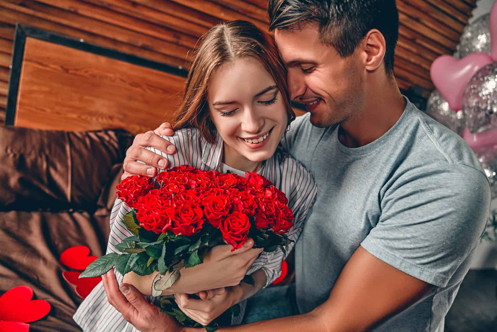 un uomo ha regalato a una donna un bellissimo bouquet di rose rosse