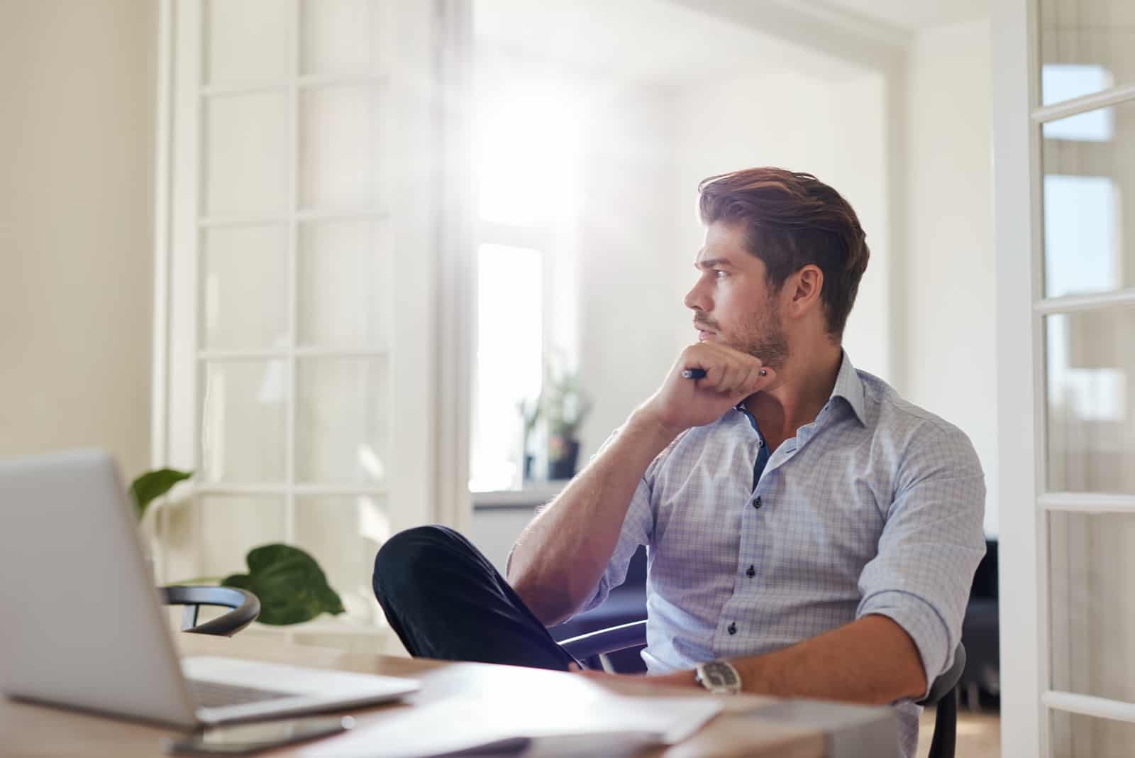 um homem imaginário senta-se no escritório e olha para o lado