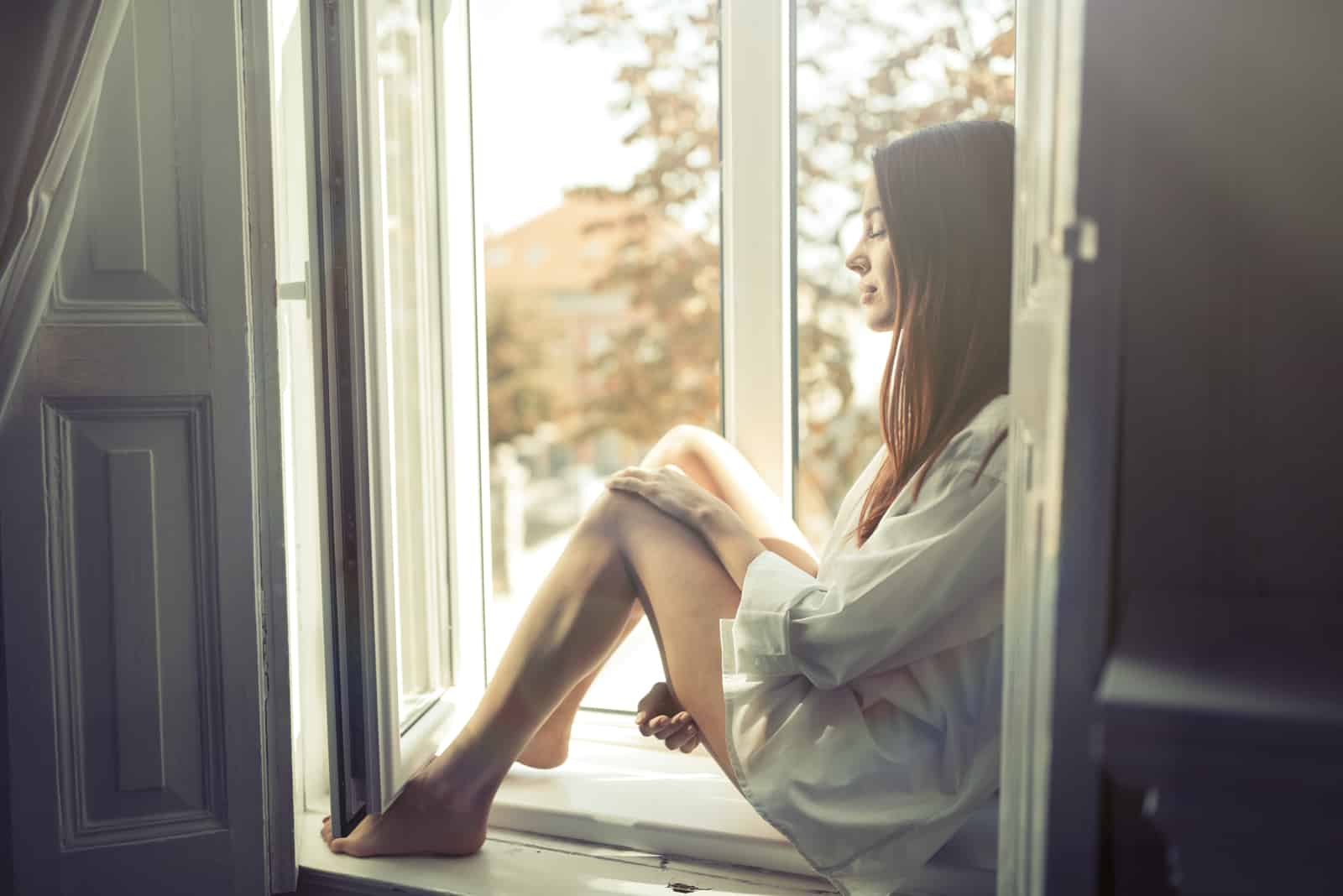 una mujer imaginaria sentada junto a la ventana