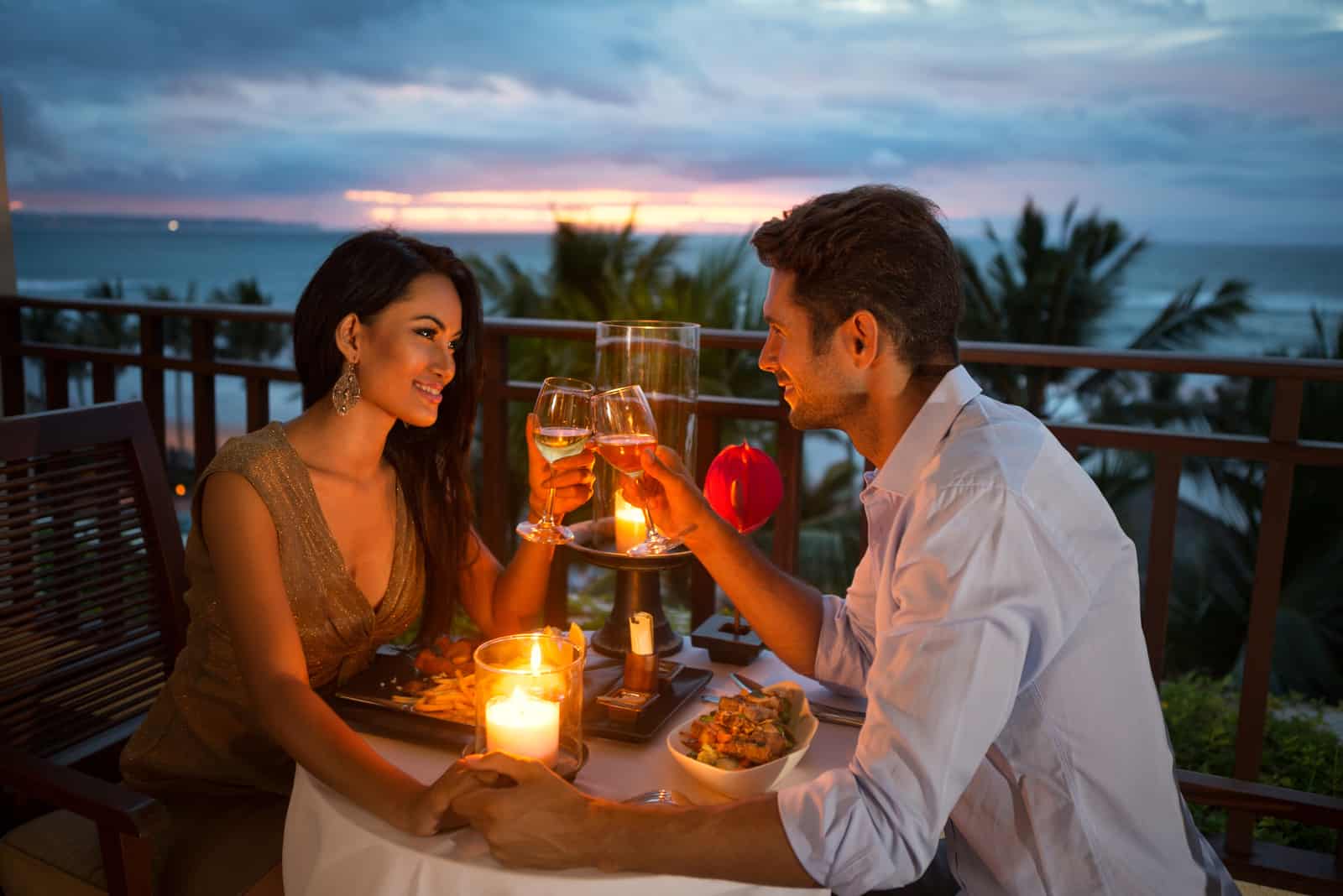 coppia attraente in un appuntamento romantico a cena