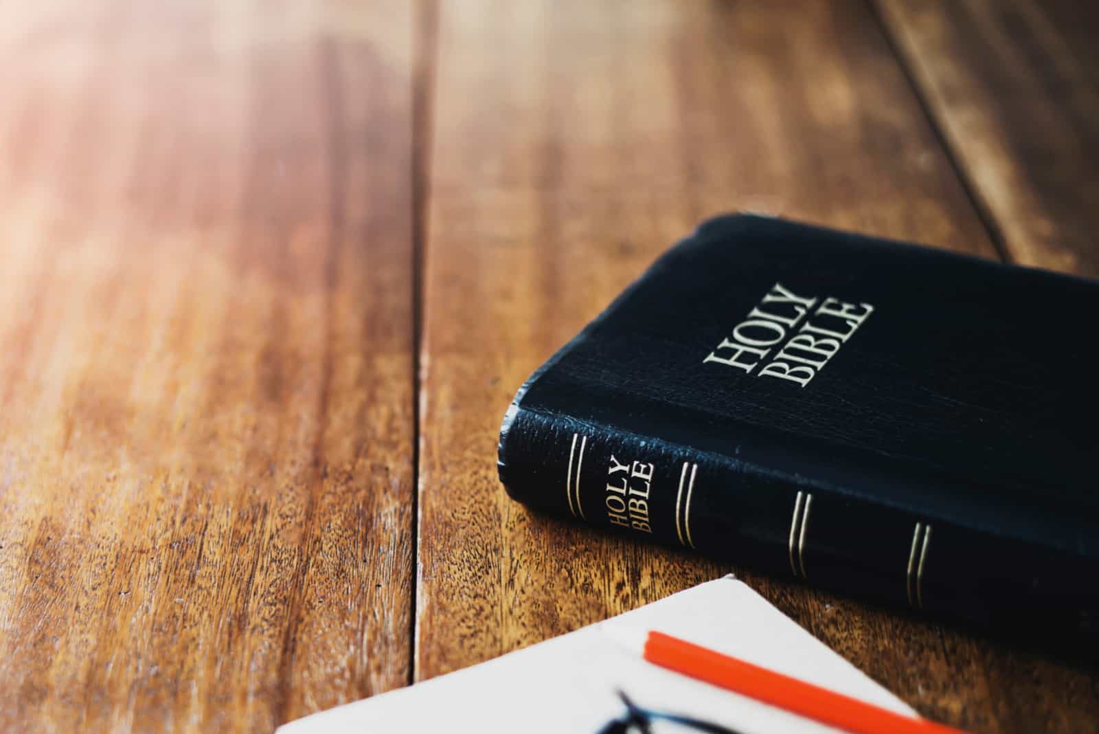 Bibbia e quaderno sul tavolo