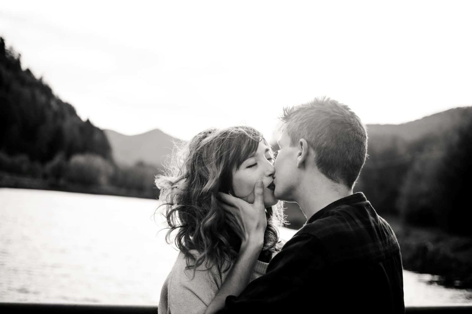 fotografia in bianco e nero di una coppia che si bacia