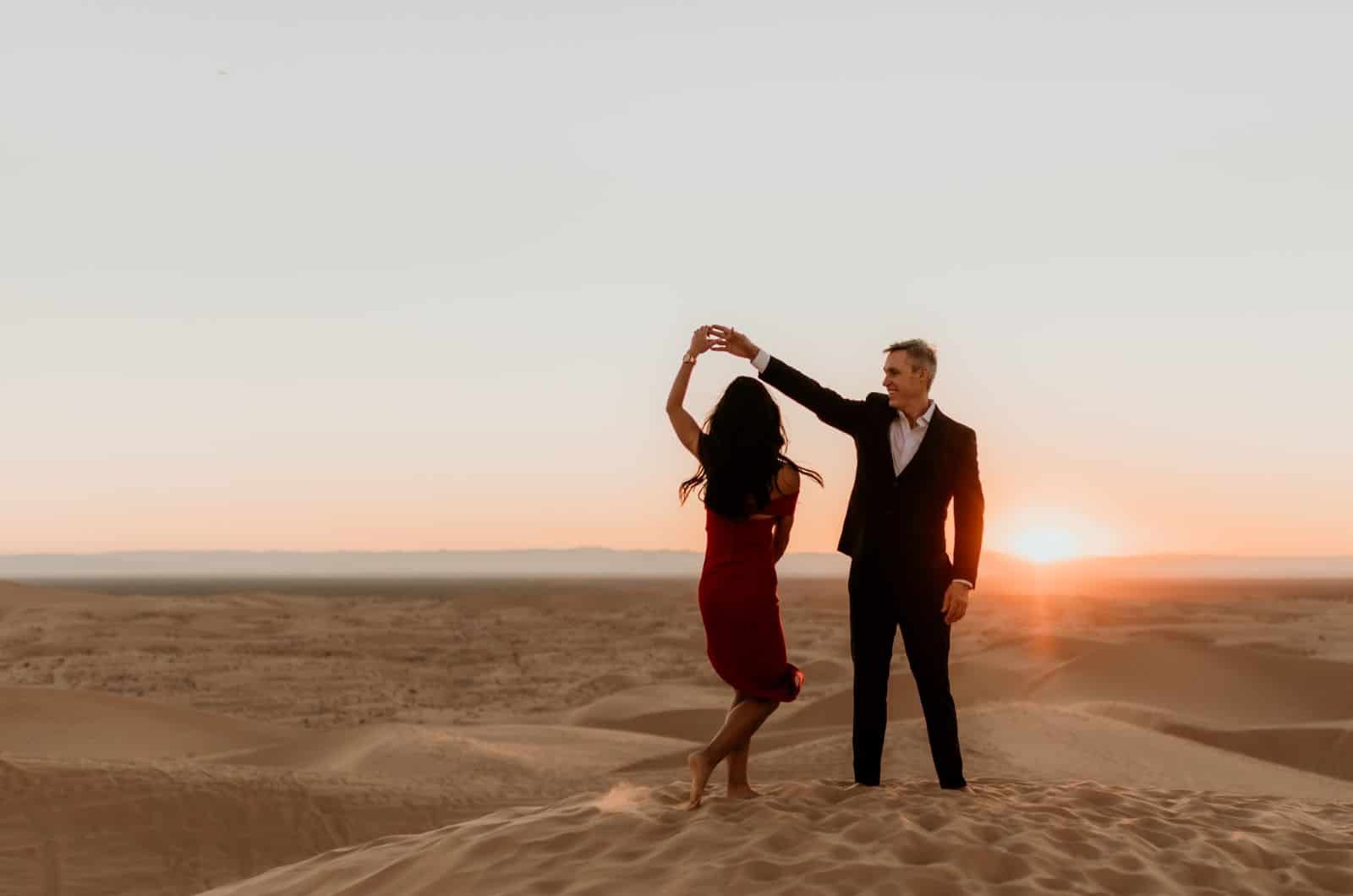 pareja bailando al aire libre