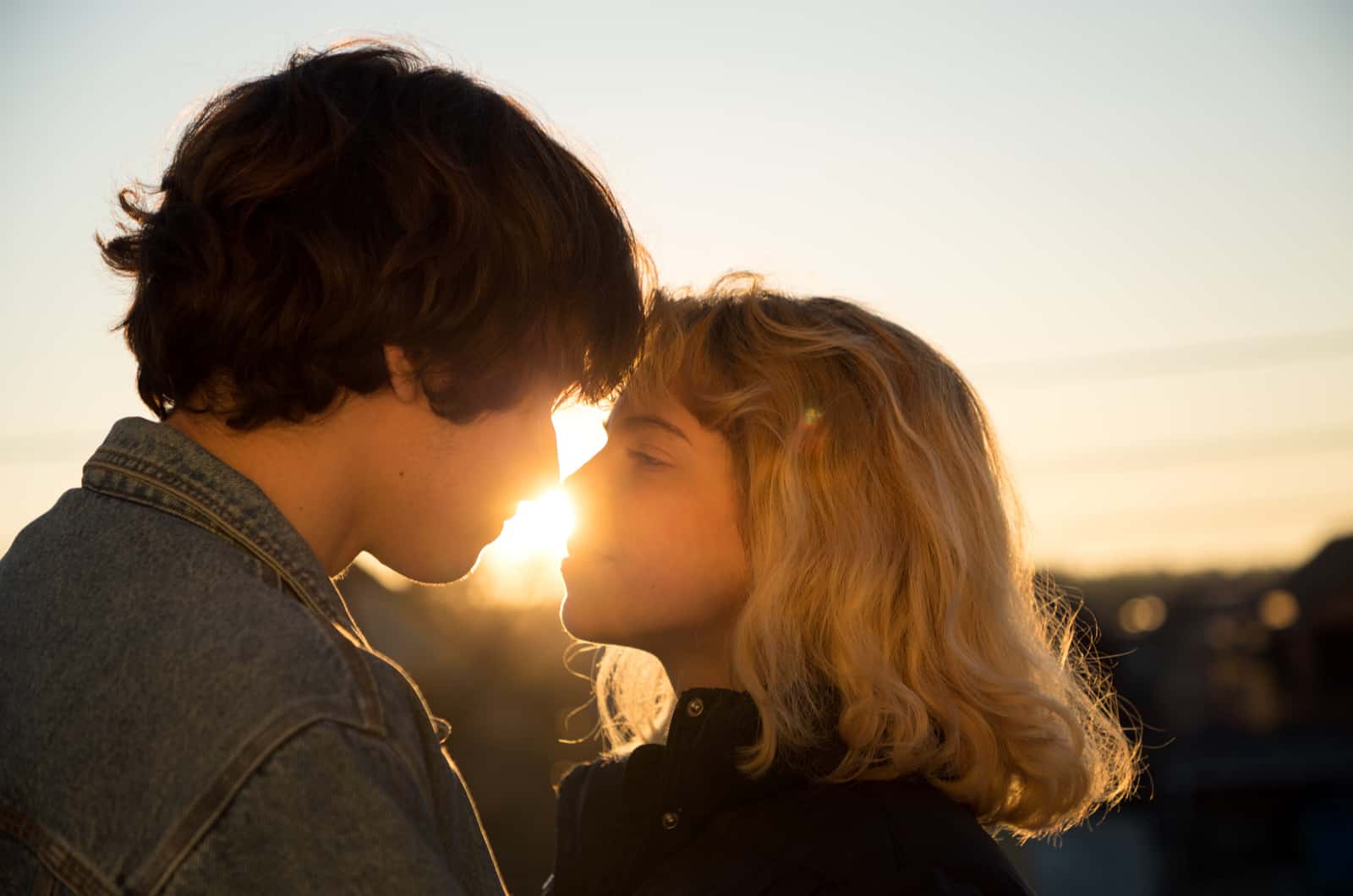 casal de frente um para o outro