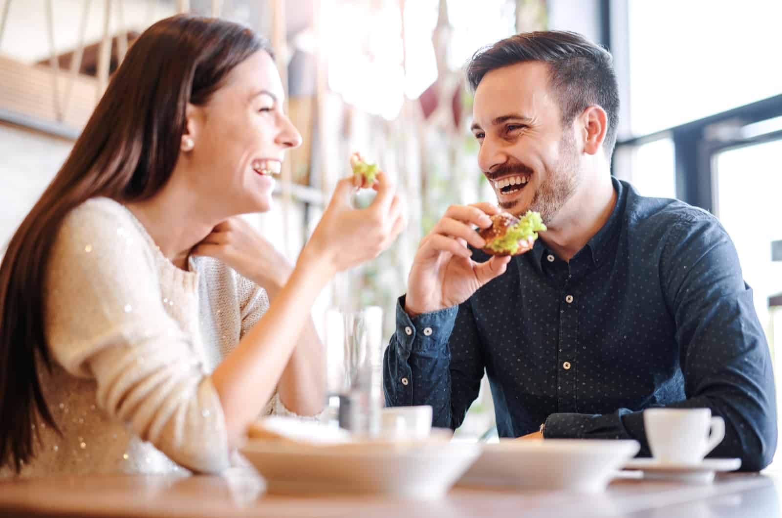 casal sentado num café a beber café