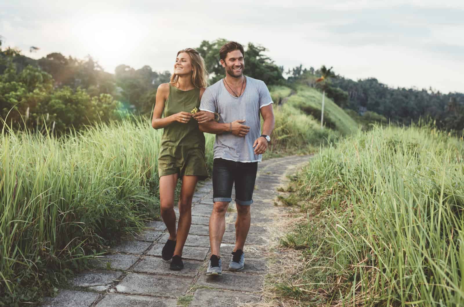 casal feliz a passear no exterior