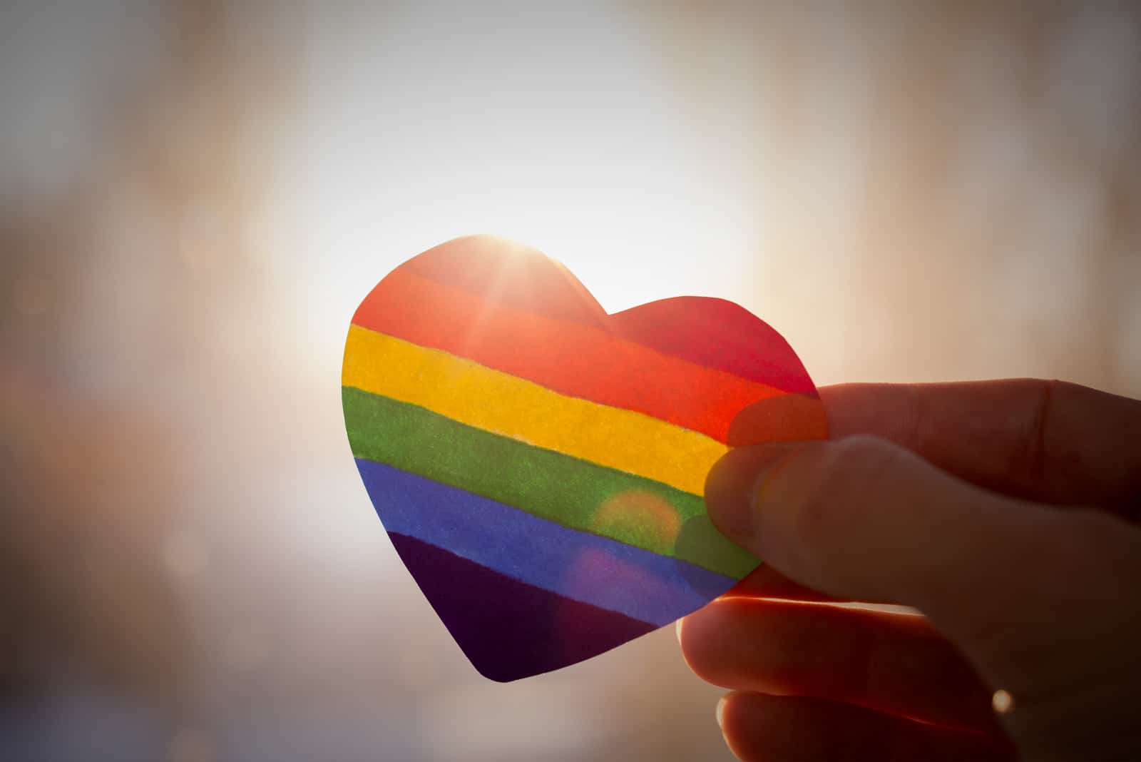 corazón con colores LGBT