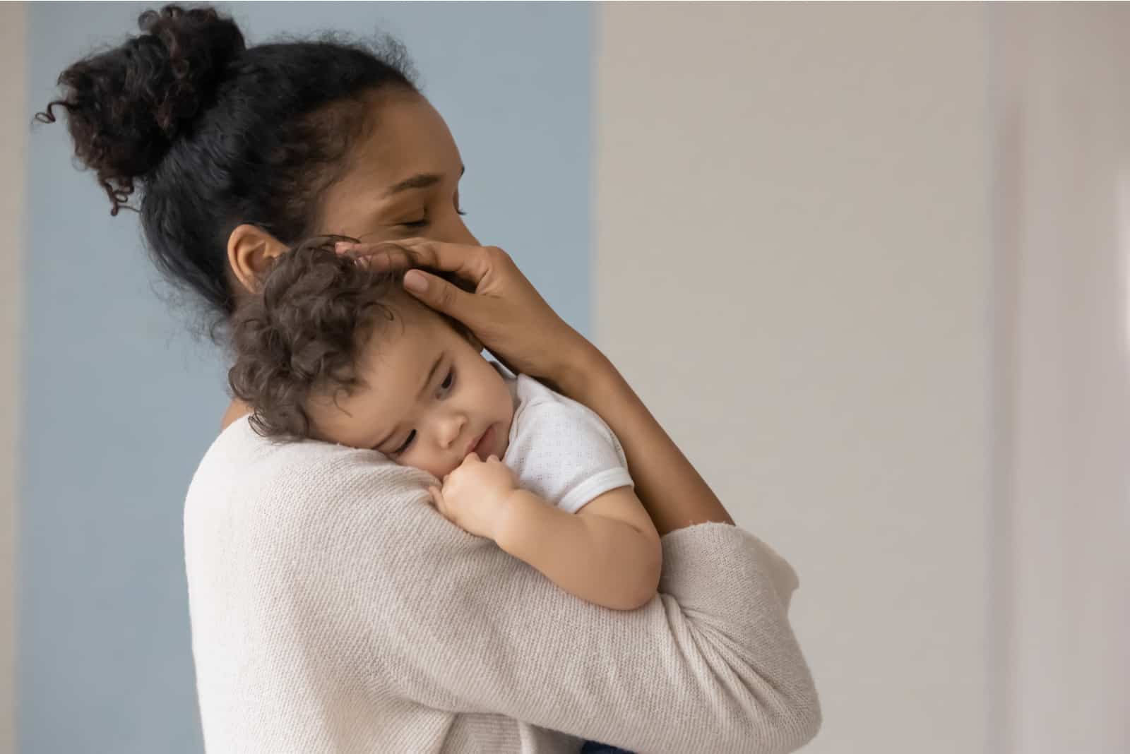 mãe a abraçar o seu bebé