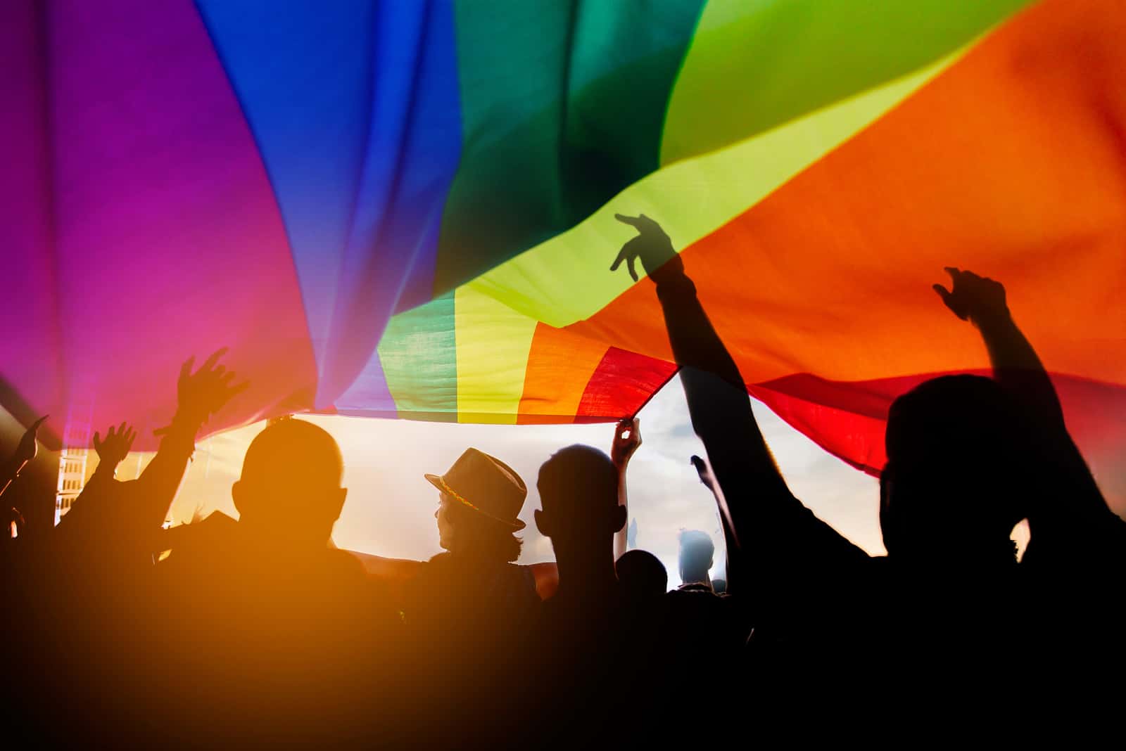 desfile del orgullo con una gran bandera LGBT