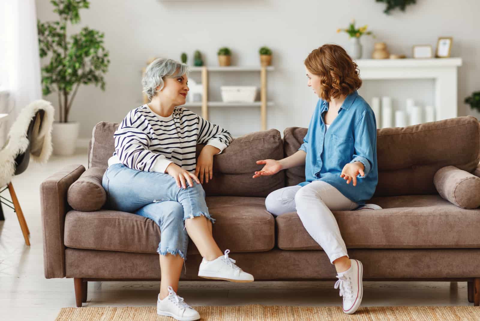 la mujer discute con la suegra