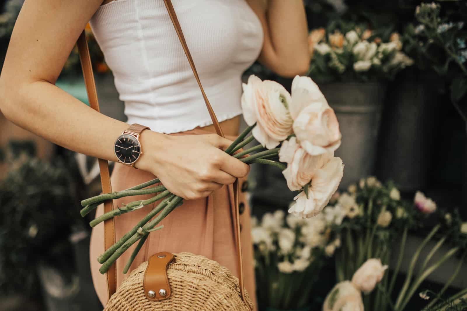 mujer comprando rosas blancas