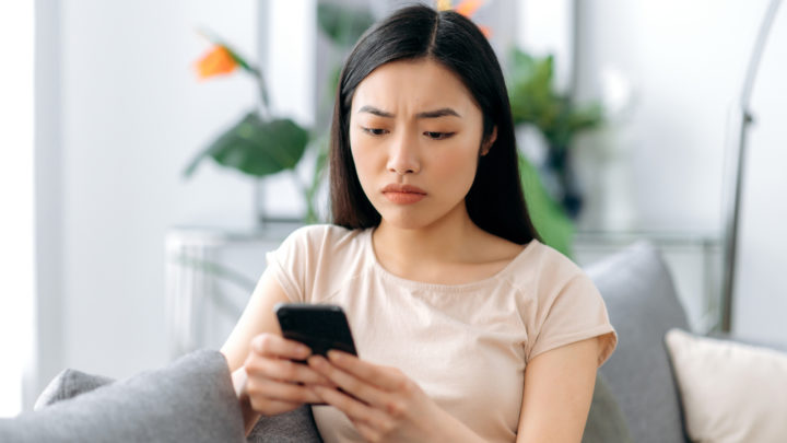 12 Common Examples Of Narcissist Text Messages (+ How To Respond)